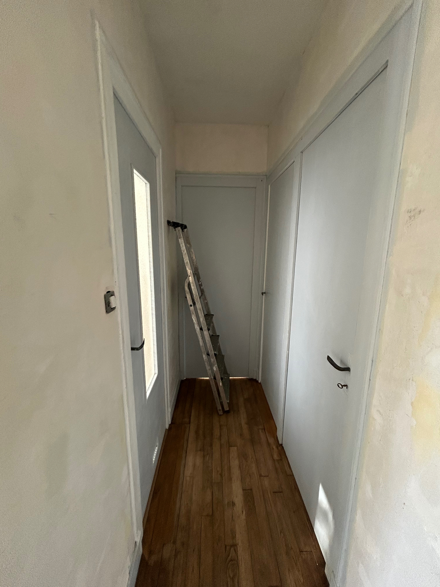 Couloir avant travaux de peinture